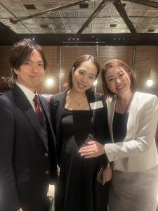 笹木郁乃氏（右）早川諒氏（左）ETSU（中央）